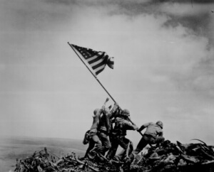 Izando la bandera en Iwo Jima