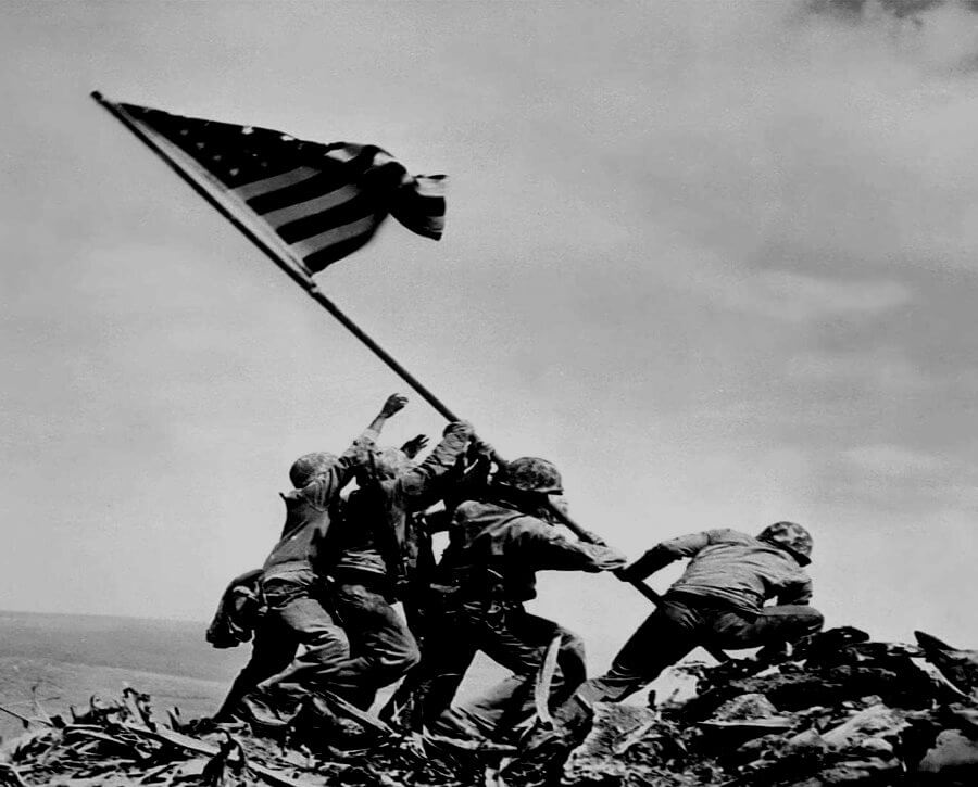 Izando la bandera en Iwo Jima